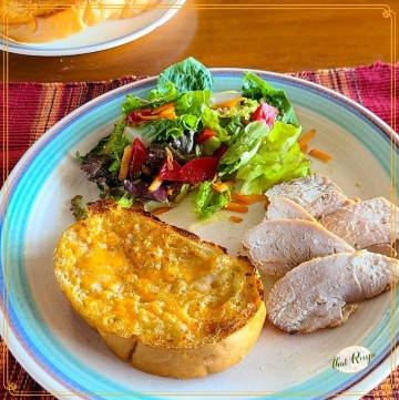 cheese bread on a plate with text overlay "claim jumper copycat garlic cheese toast"