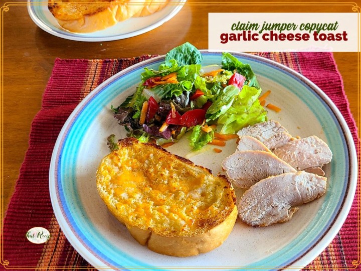 cheese bread on a plate with text overlay "claim jumper copycat garlic cheese toast"