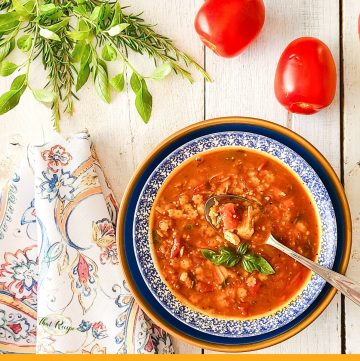 tomato chicken pasta soup with text overlay sopa de pollo borracho